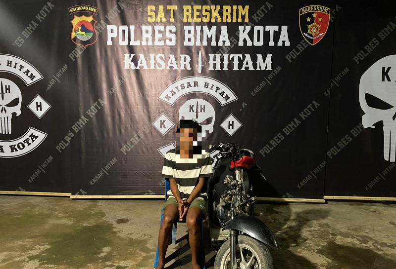 Foto Pelaku Curanmor Berinisial JO Beserta Barang Bukti Sepeda Motor Scoopy saat Diamankan di Polres Bima Kota (Sumber: Humas Polda NTB)